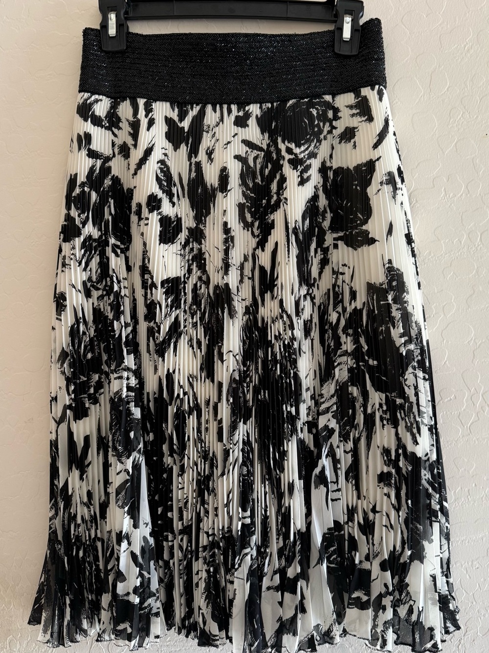 Carmen Marc Valvo, size 4, black & white pleated midi skirt with floral print